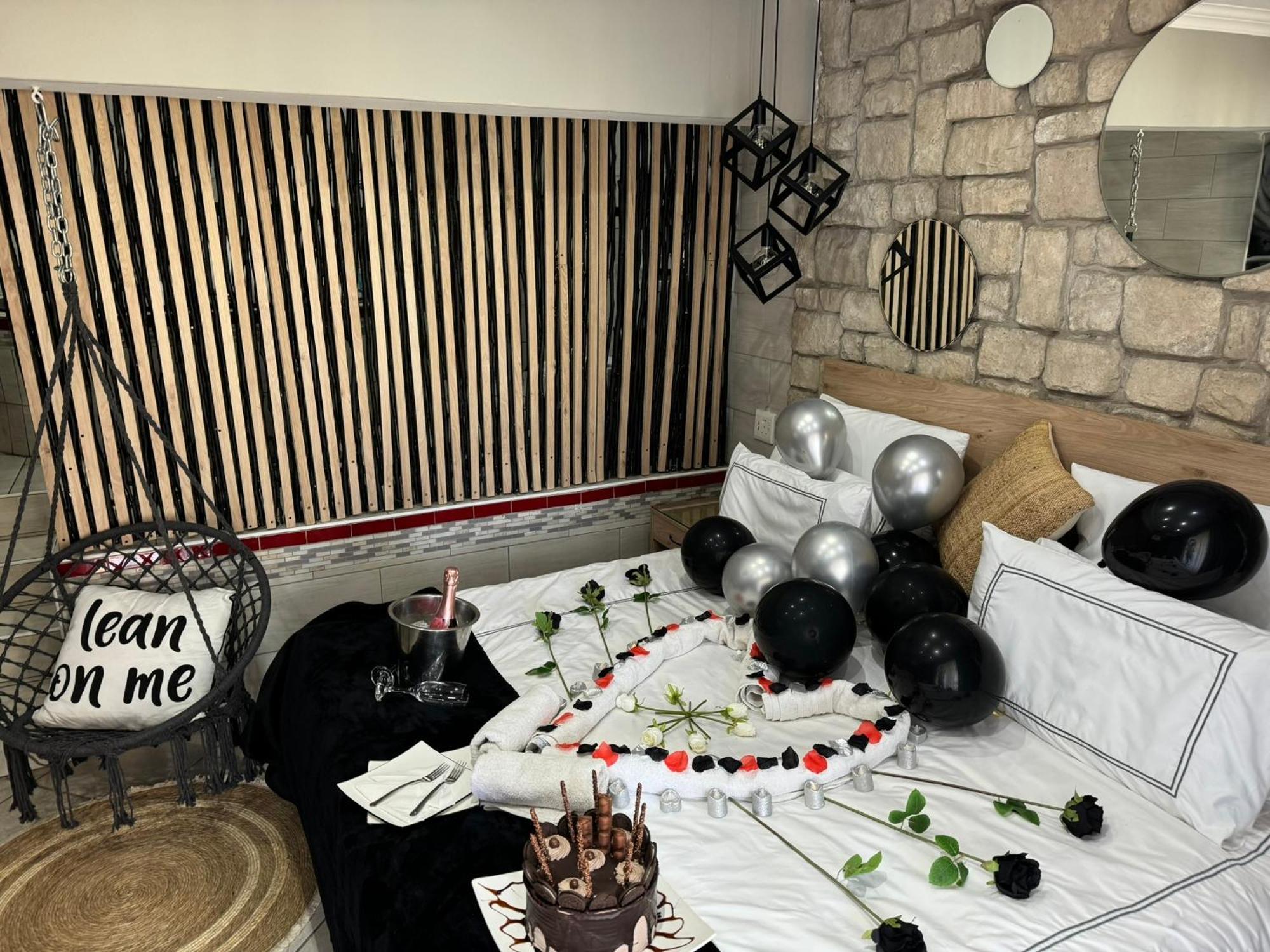 Africa Paradise - Or Tambo Airport Boutique Hotel Бенони Экстерьер фото