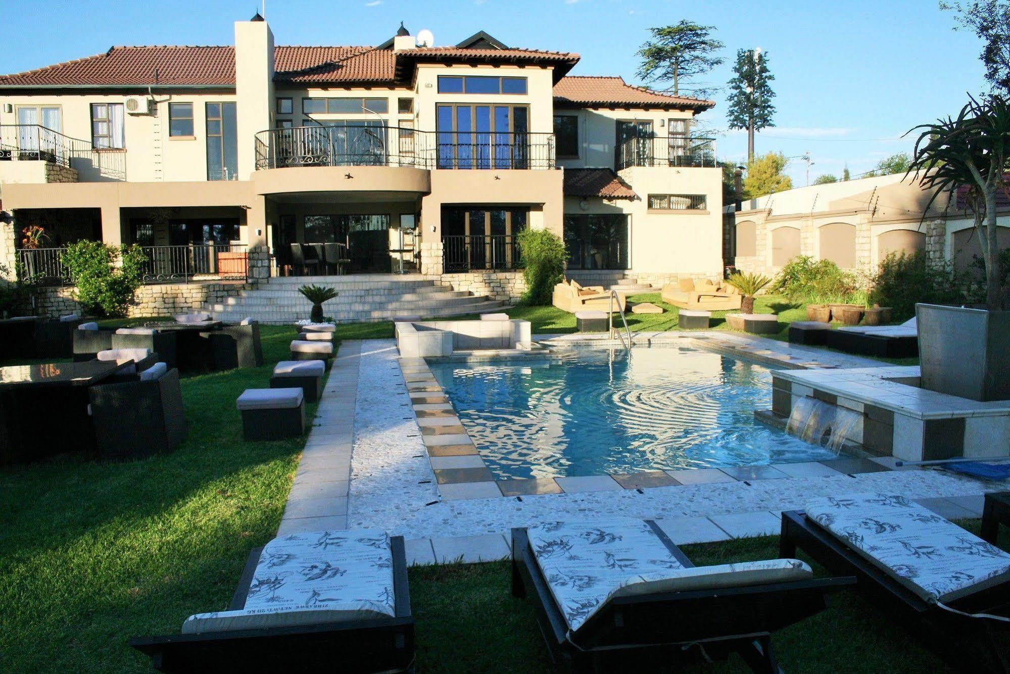 Africa Paradise - Or Tambo Airport Boutique Hotel Бенони Экстерьер фото